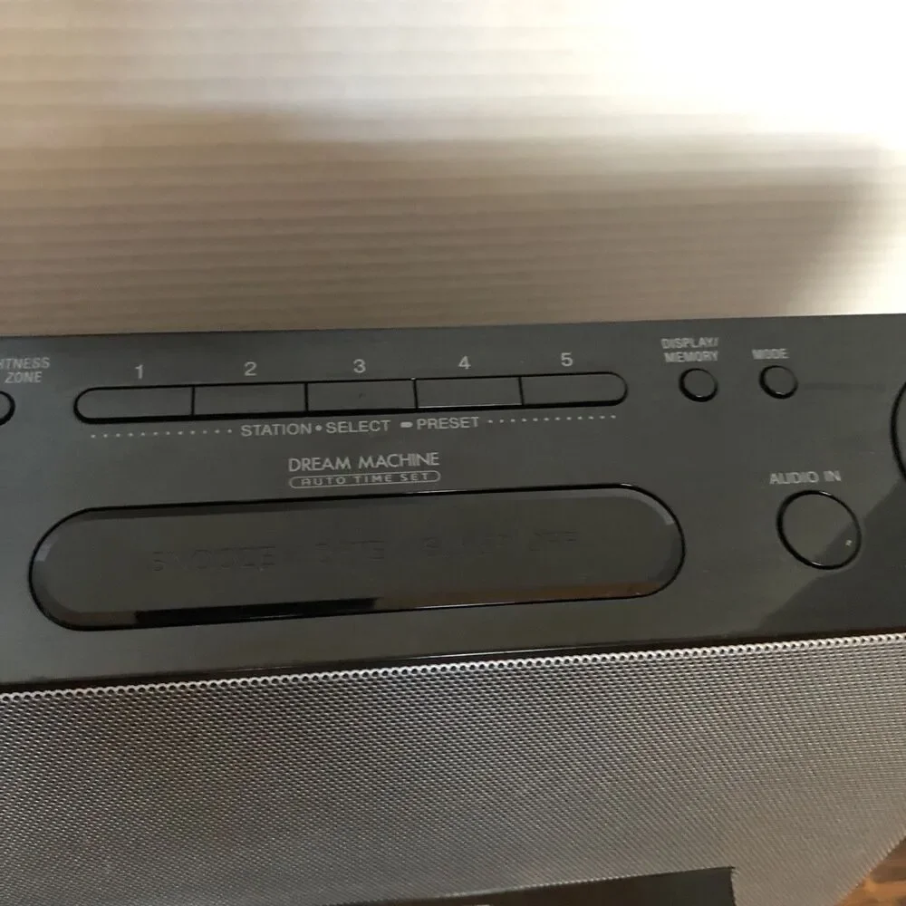 Sony Dream Machine AM/FM Clock Radio w/ 13 Pin iPod/iPhone Dock Model ICF-CS10iP